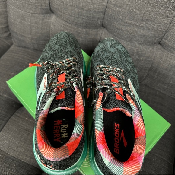 NIB Brooks Run Merry Shoes - Size 10 - Ghost 16 - Picture 11 of 16